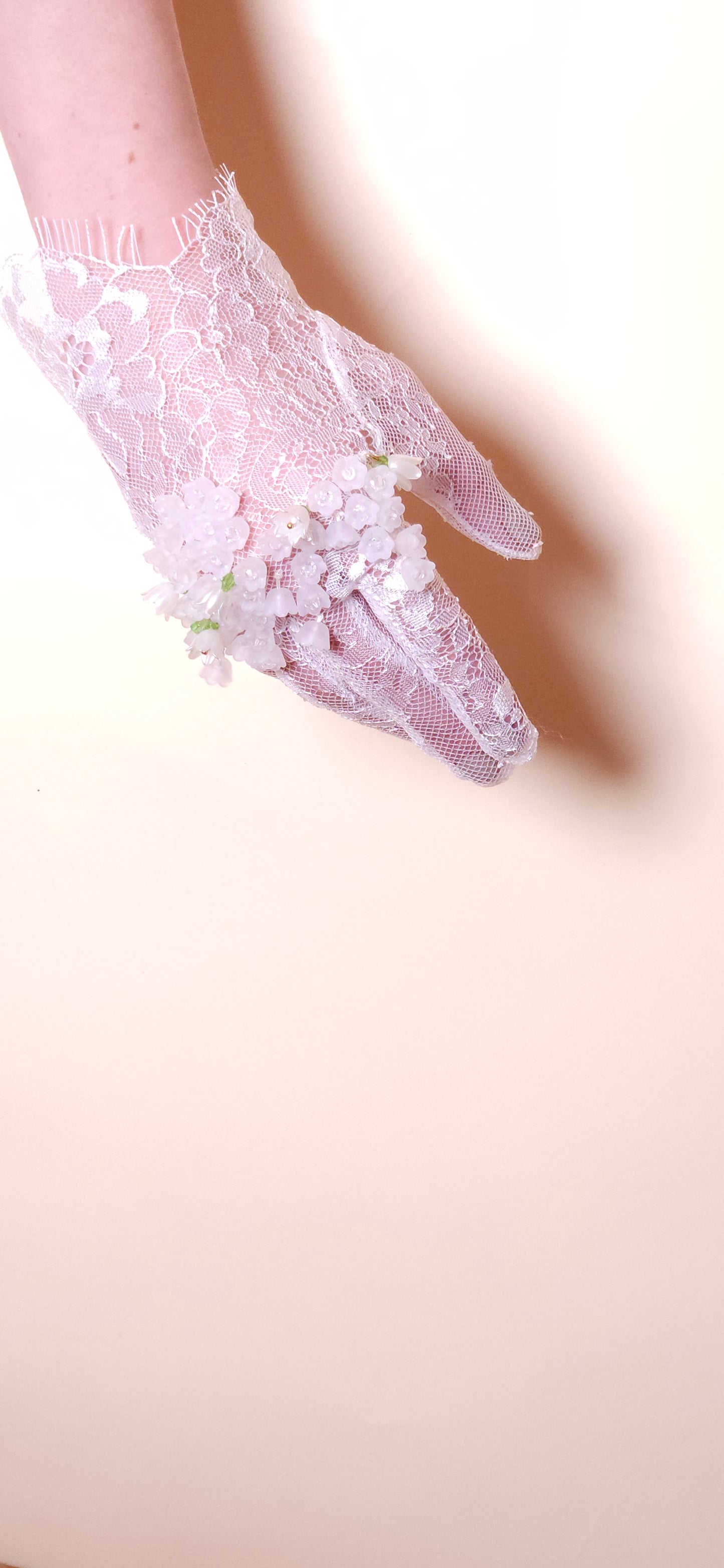 Fairy white lace tulle gloves embroidered with bellflowers, short bridal gloves, classic bridal gloves